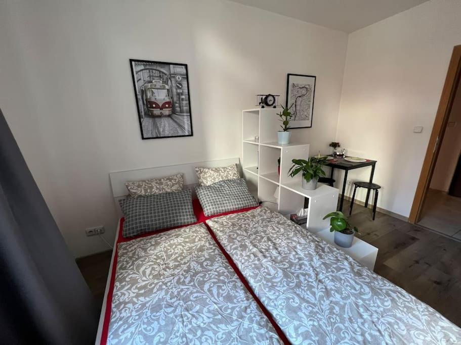 Modern Krymska & Francouzska Street Apartmán