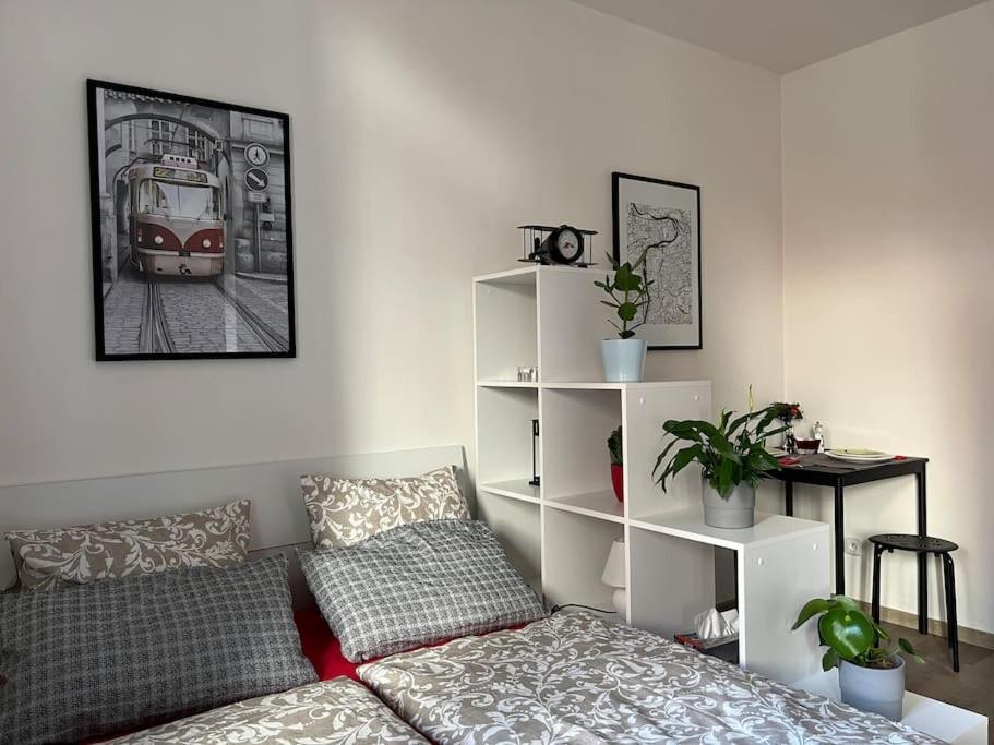 Modern Krymska & Francouzska Street Apartmán *